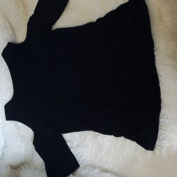 3/$20✨ Deb cold shoulder short sleeve, black sweater shirt, ruched sides, medium - Picture 5 of 5